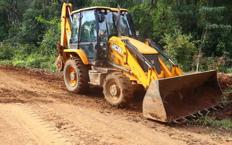 ADMINISTRAÇÃO MUNICIPAL TRABALHANDO NA MANUTENÇÃO DE ESTRADAS RURAIS NA COMUNIDADE NOVA IGUAÇU