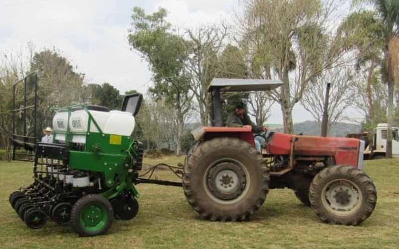 A Prefeitura Municipal viabiliza máquinas e implementos agrícolas para agricultores locais