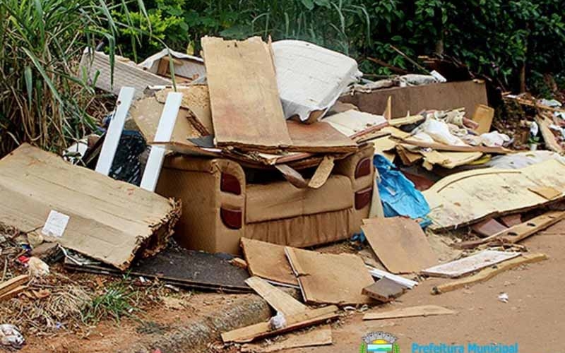 Secretaria de Meio Ambiente solicita: Cuidado ao descartar de resíduos.